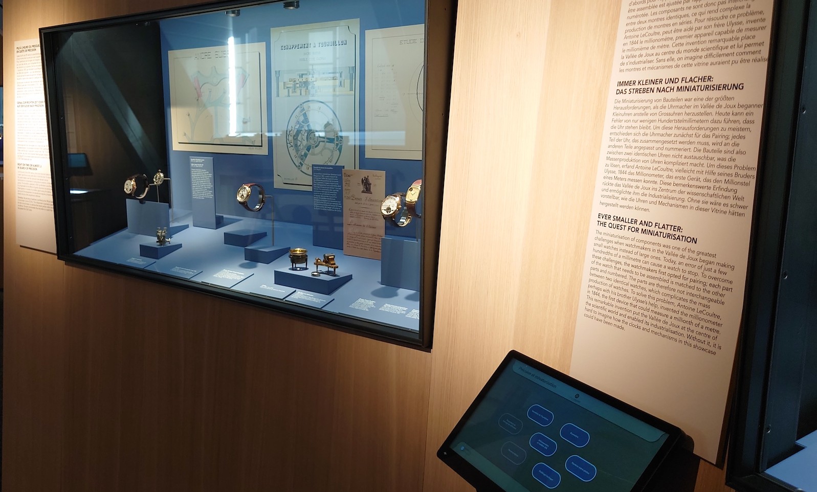 Interactive watchmaking showcases with touchscreens